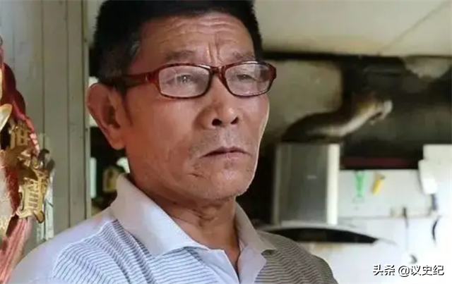 上海“钉子户”红色木门装修效果图：复古与倔强并存的家居设计