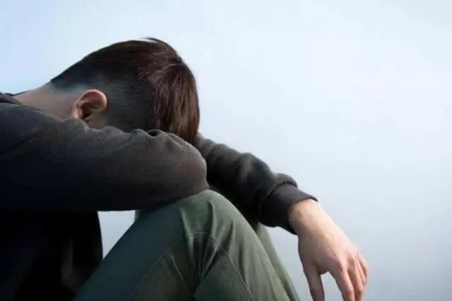 医科大大学生，因学费不足在外流浪16年，回到家后母亲早已疯癫