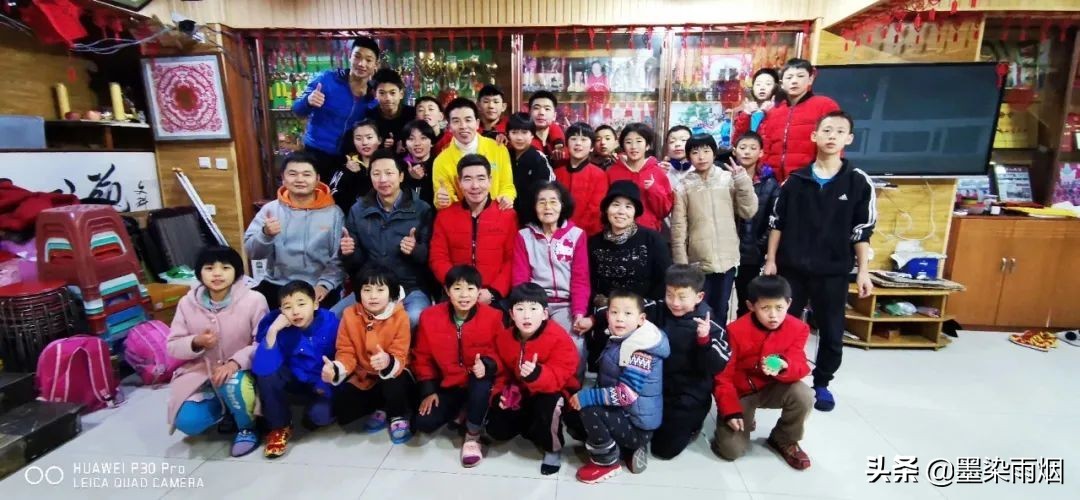 东北体育老师半生未婚，却被120个孩子叫爸爸，媒体跟踪报道12年