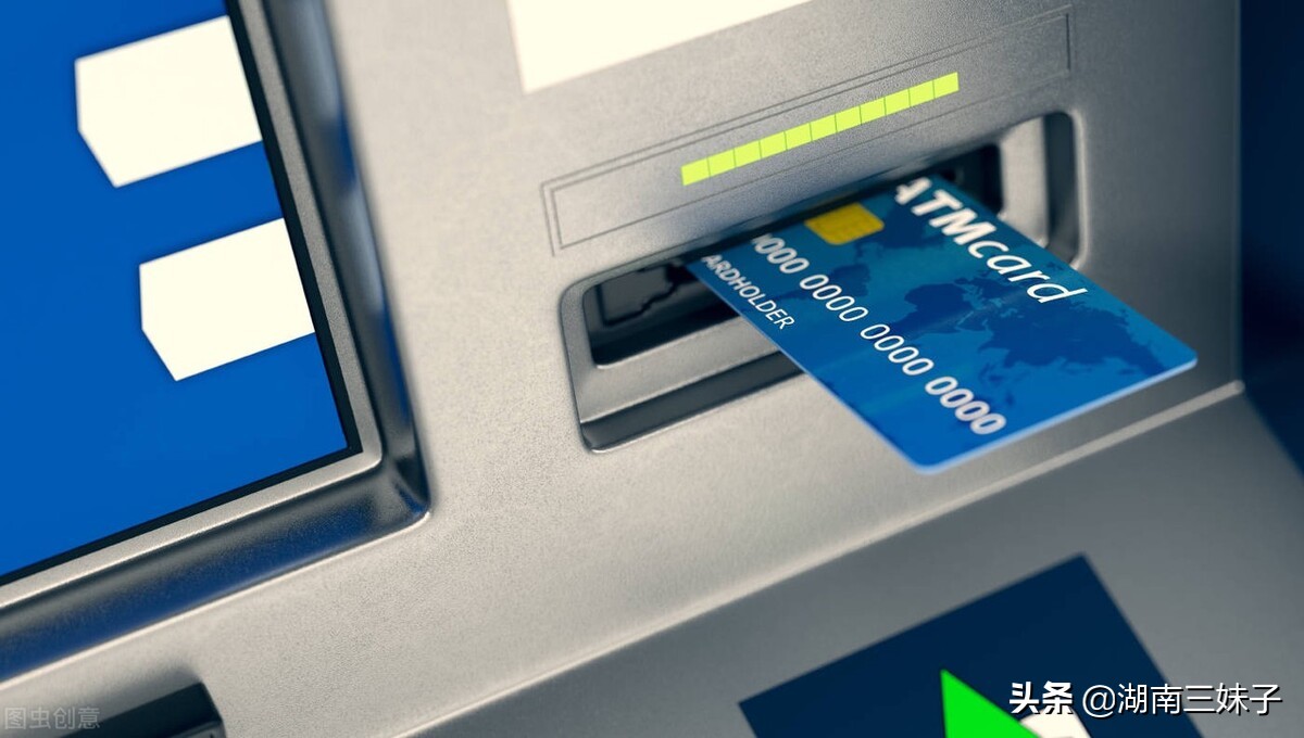 社保卡怎样在自动取款机上取钱？好多老年人还不知道，赶紧来学学