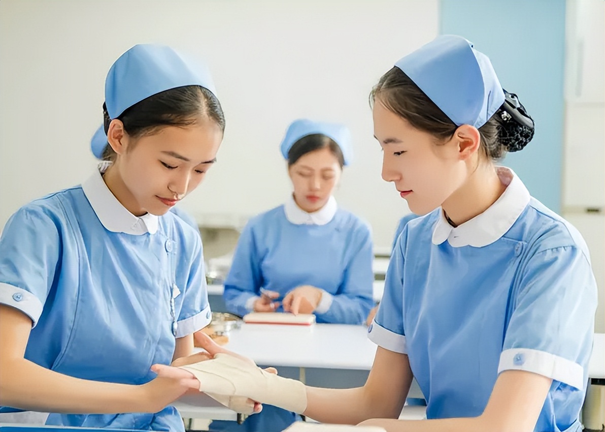 两所985大学“共享”一个校长，2022届毕业生调侃：毕业证像假的