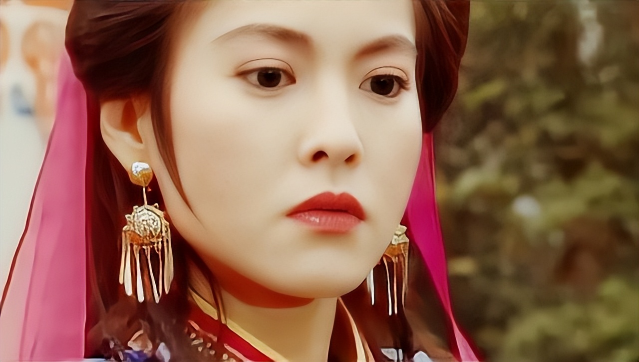 李婉华在《马永贞之英雄血》中,饰演的"段冷翠".