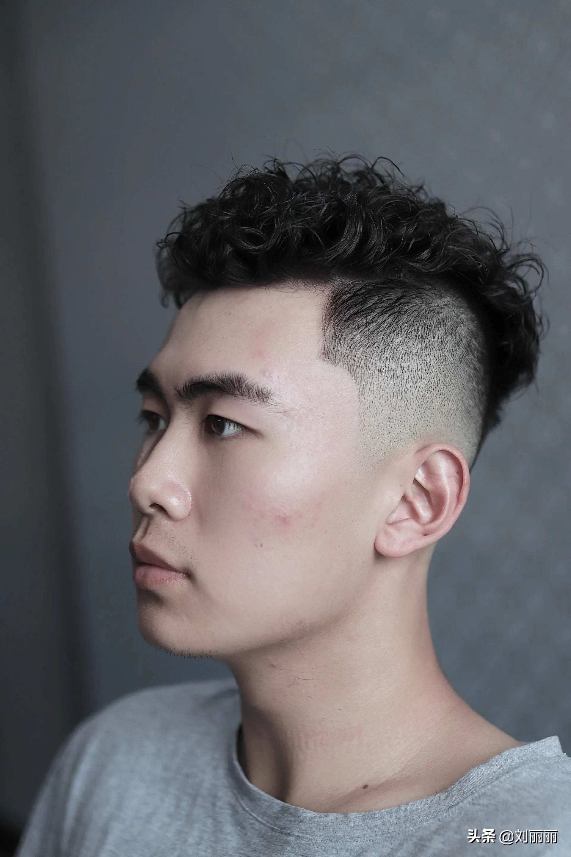 修饰头型的男发