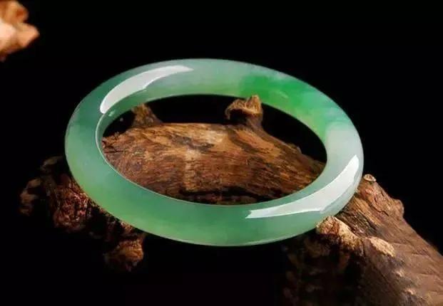 翠友6万买只翡翠飘花手镯,老板称价值翻倍,没想到如今估价6千