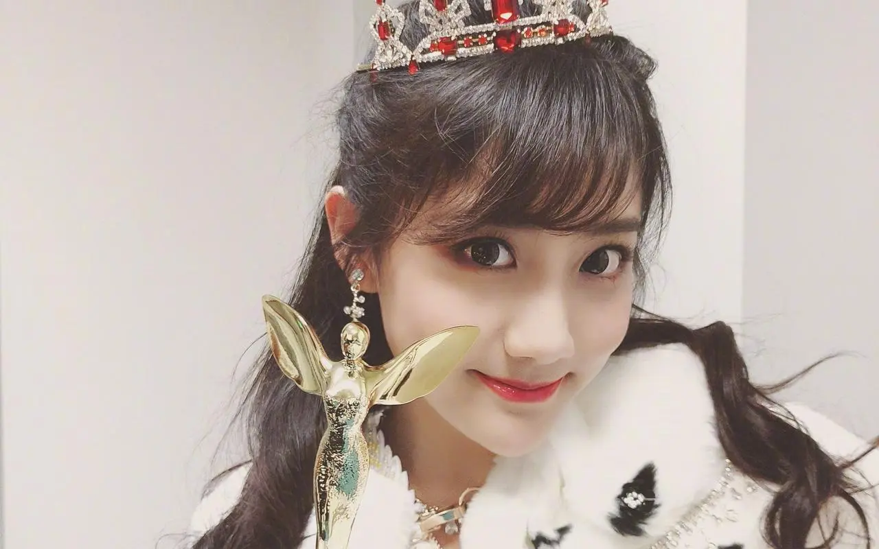 李艺彤清新甜蜜，灵动又亲切，明艳不可方物，尽显少女活力