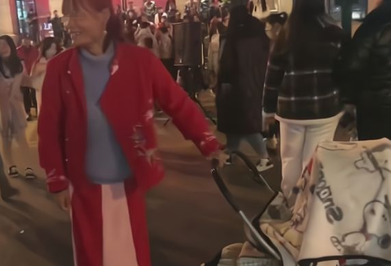 流浪女曾在厕所产三子，在横店四处游玩认哥哥，把家安在天桥下