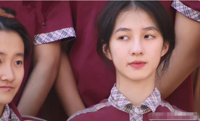 高中毕业照走红,一名女生长相清纯,五官立体,评论却两极分化