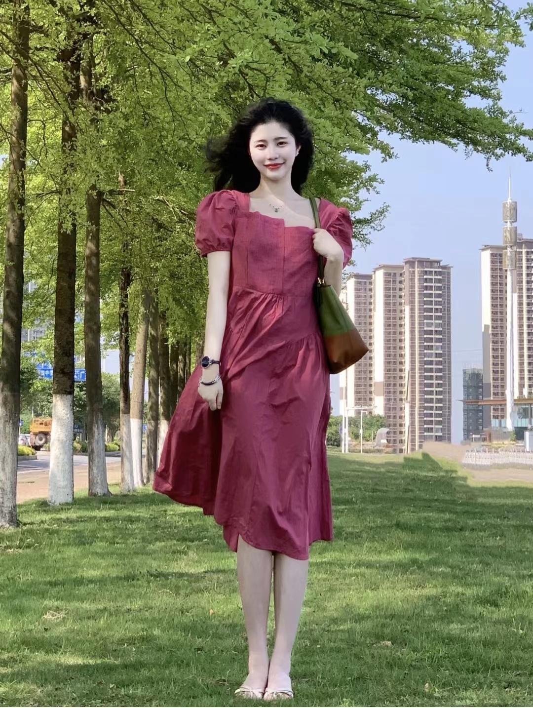 红色连衣裙搭配什么颜色的鞋子和包包好看