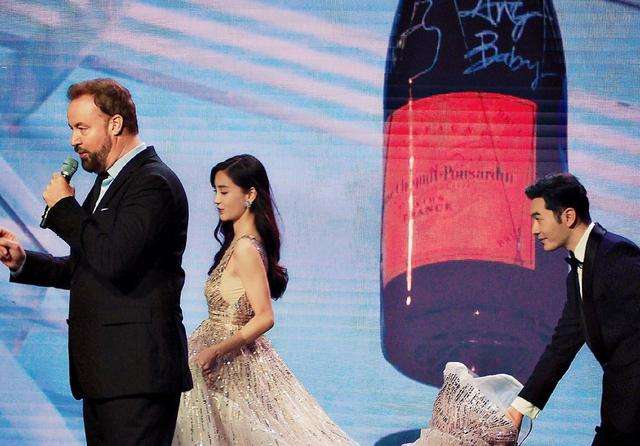 从香港小嫩模,到踢开黄晓明,Angelababy背后的大佬始终深藏不露