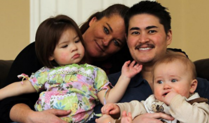 真实故事:美国34岁男子怀孕生女,和2个妻子生下3个孩子,现况如何