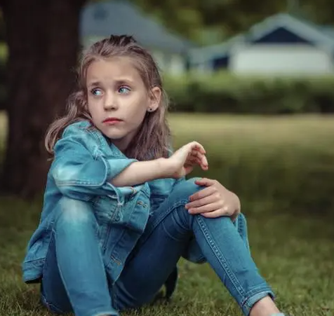 真实故事:美国34岁男子怀孕生女,和2个妻子生下3个孩子,现况如何