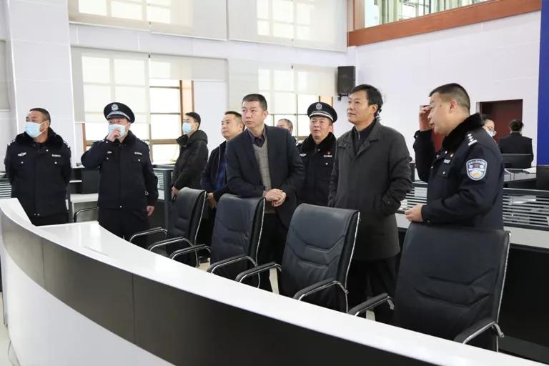 云南曲靖:陆良县委书记缪应虎到县公安局开展春节慰问