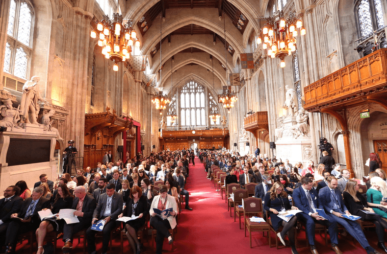 WSET首次混合式毕业典礼在伦敦市市政厅举行