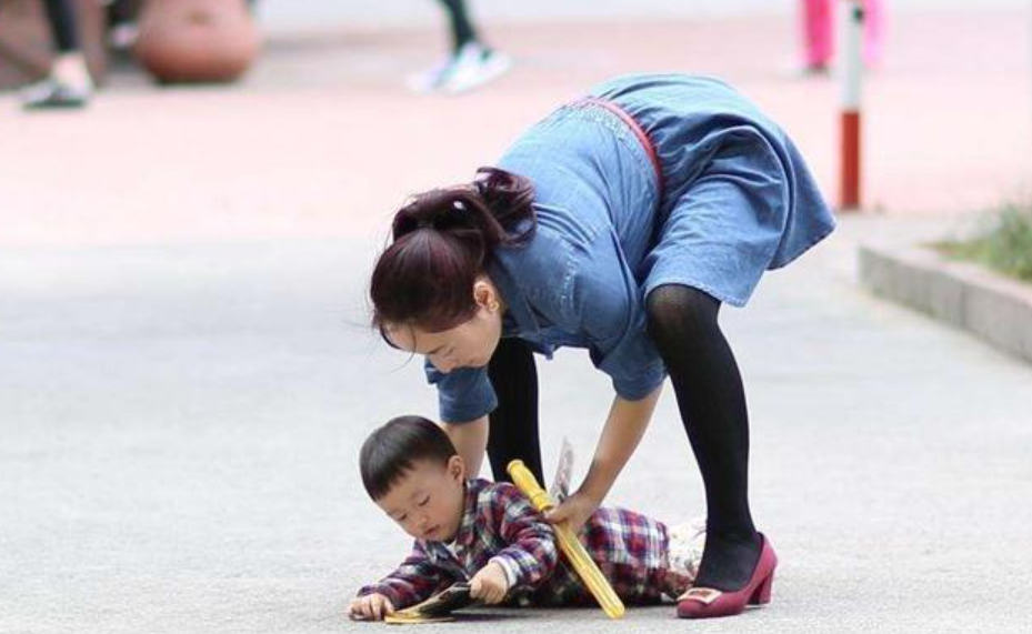 孩子不小心跌倒，家长别急着抱，儿科医生教你5步处理更合理