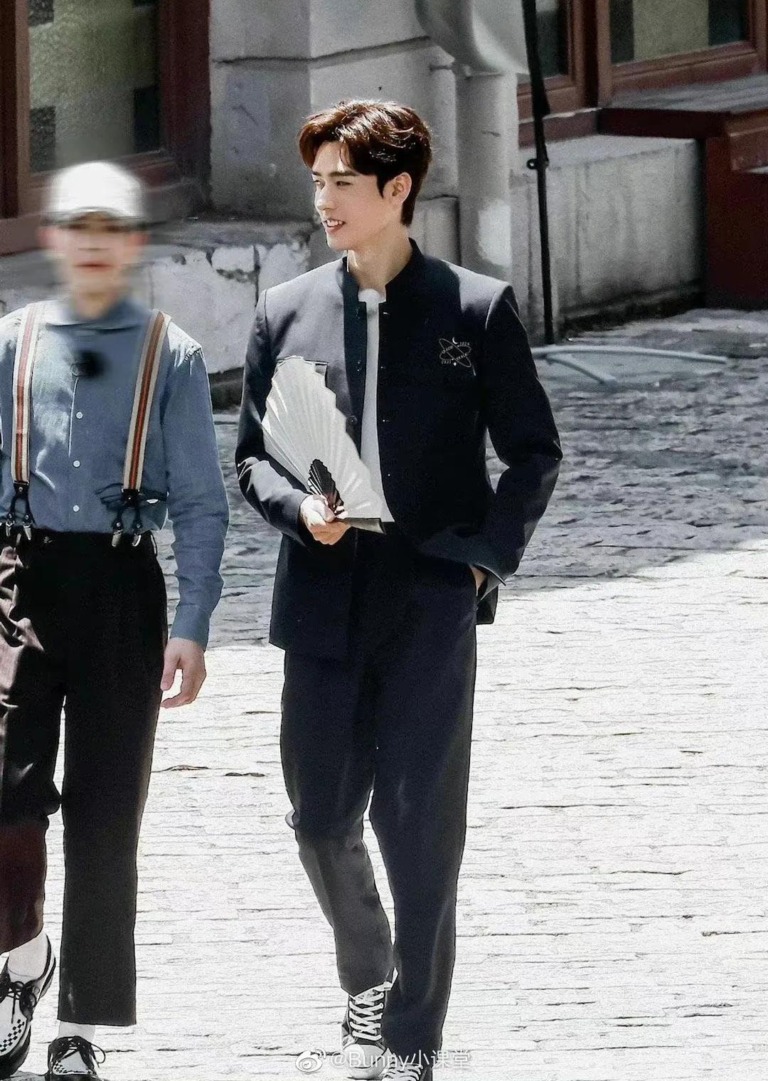 综艺《极限挑战》横店路透中帅气的龚俊