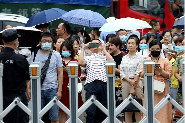 考生高考要迟到，路边乞丐付车费，十年后考生拿100万谢恩