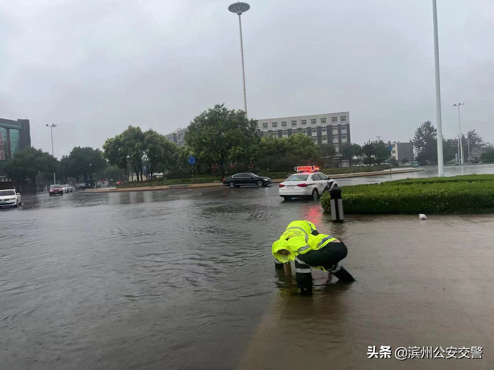 从黑夜到黎明 滨州交警严防死守应对暴雨恶劣天气