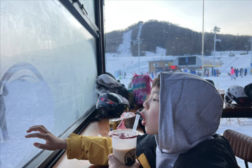 杜江陪霍思燕甜蜜度假后，晒和儿子滑雪照，8岁嗯哼越来越像爸爸