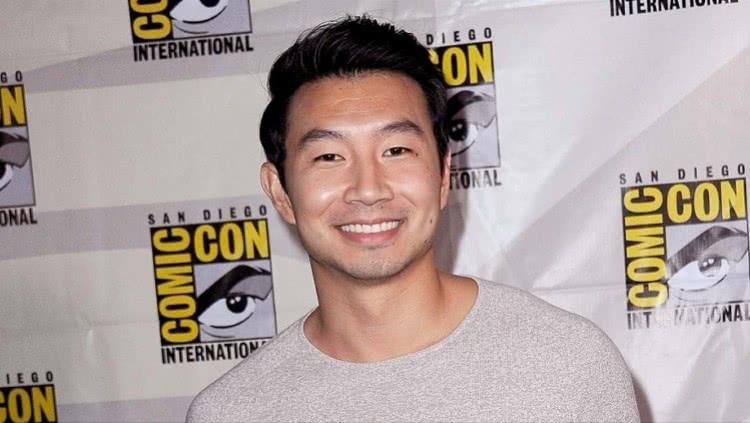 芭比娃娃也出真人版，“小丑女”扮演芭比，“高司令”凹造型