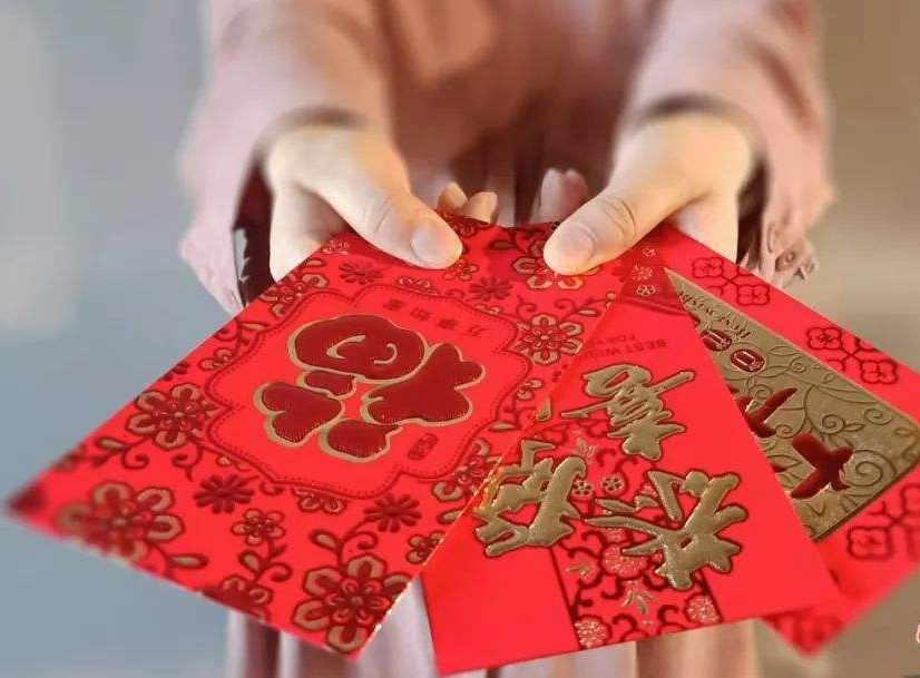 男孩带两万多现金到学校,给老师和同学发红包,网友:这是我大哥