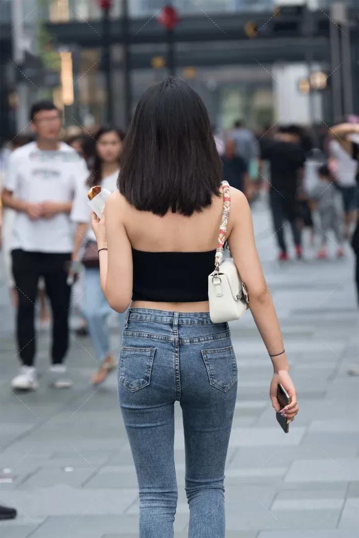 穿搭紧身牛仔裤的小姐姐随拍美图合集
