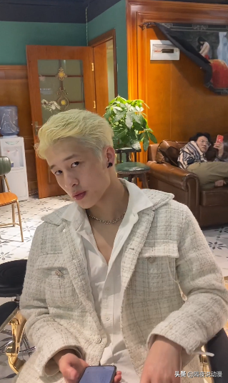 他被誉为最强理发师！一个月涨粉200万的山城小栗旬，有何背景？