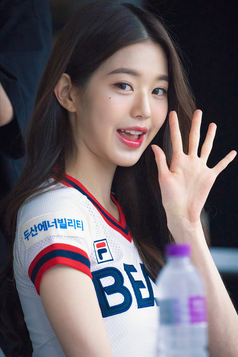 张元英为棒球联赛开球，18岁身材比例惊人？应该是P图夸张吧？