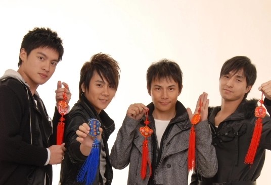 继两位成员退出后,183club仿佛丧失了动力一般,所剩的三位成员也默契