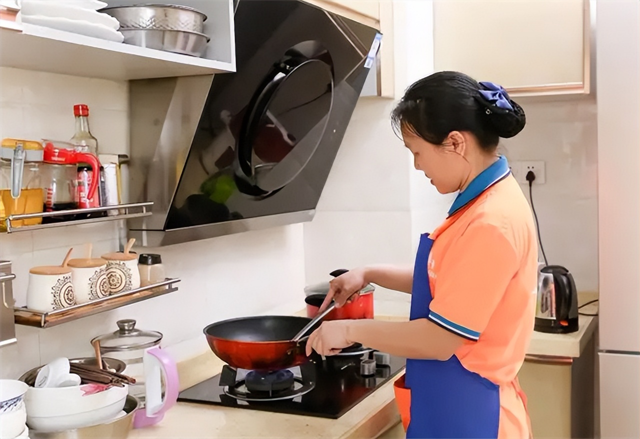 90后精英海归美女在北京豪宅当住家保姆，月薪15000，被质疑上位