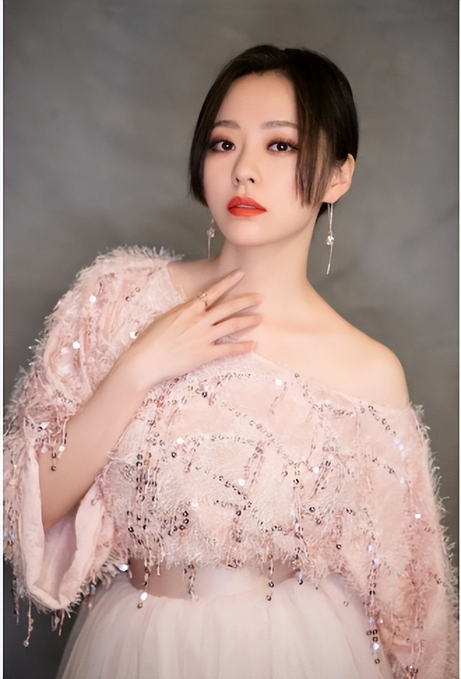 当了13年的赚钱工具，靠逼婚上位，张靓颖到底有多傻？