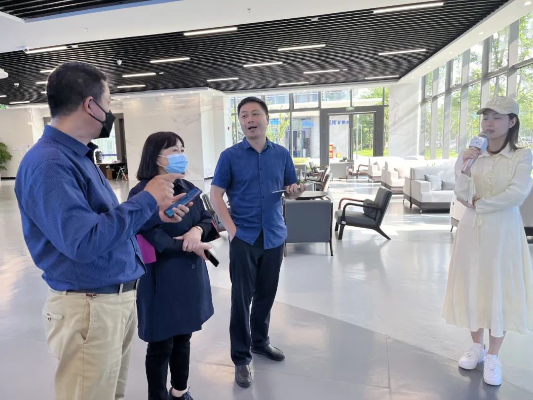 双流区实验小学外国语学校全体教师受邀到区融媒体中心参观学习