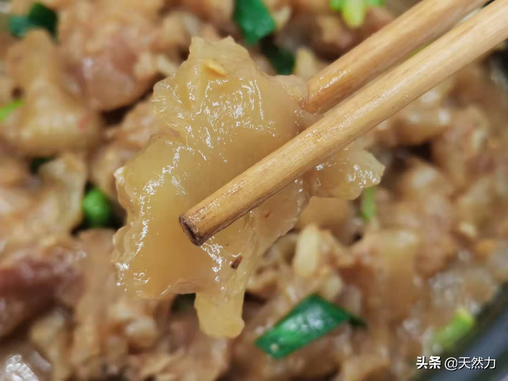 牛蹄筋要怎么做才软烂入味，教你家常做法，一口下去全是胶原蛋白