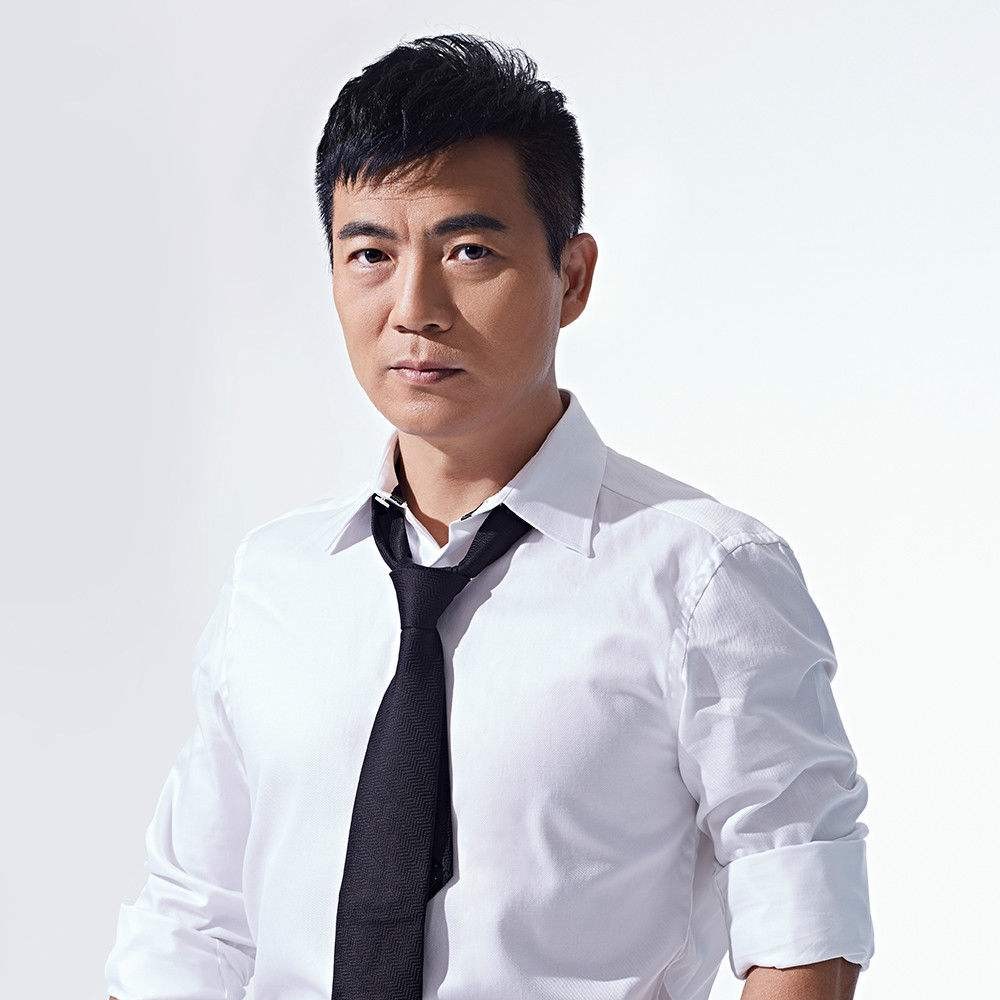 女足夺冠了，这个54岁的男人在演播厅哭了