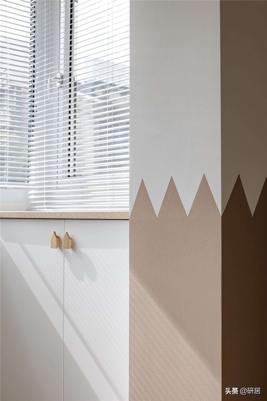 这对夫妻厉害了，50平的家装成了3室，室内温馨舒适，有大量收纳