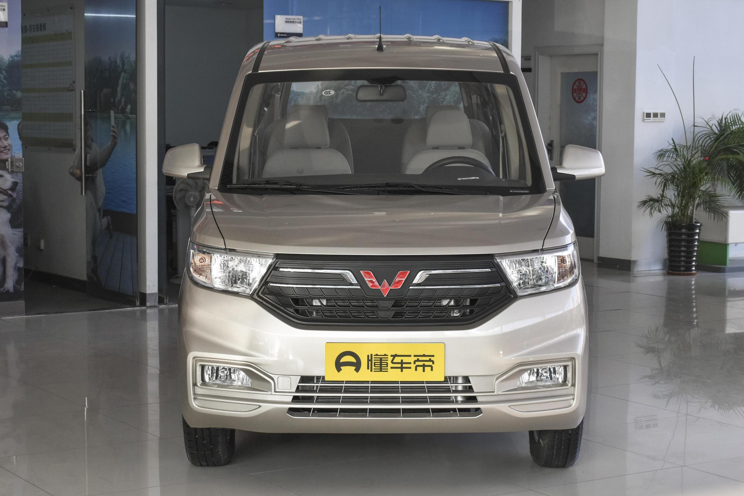 百公里油耗低至6.4L，起售价4.41万元，静态体验五菱宏光V
