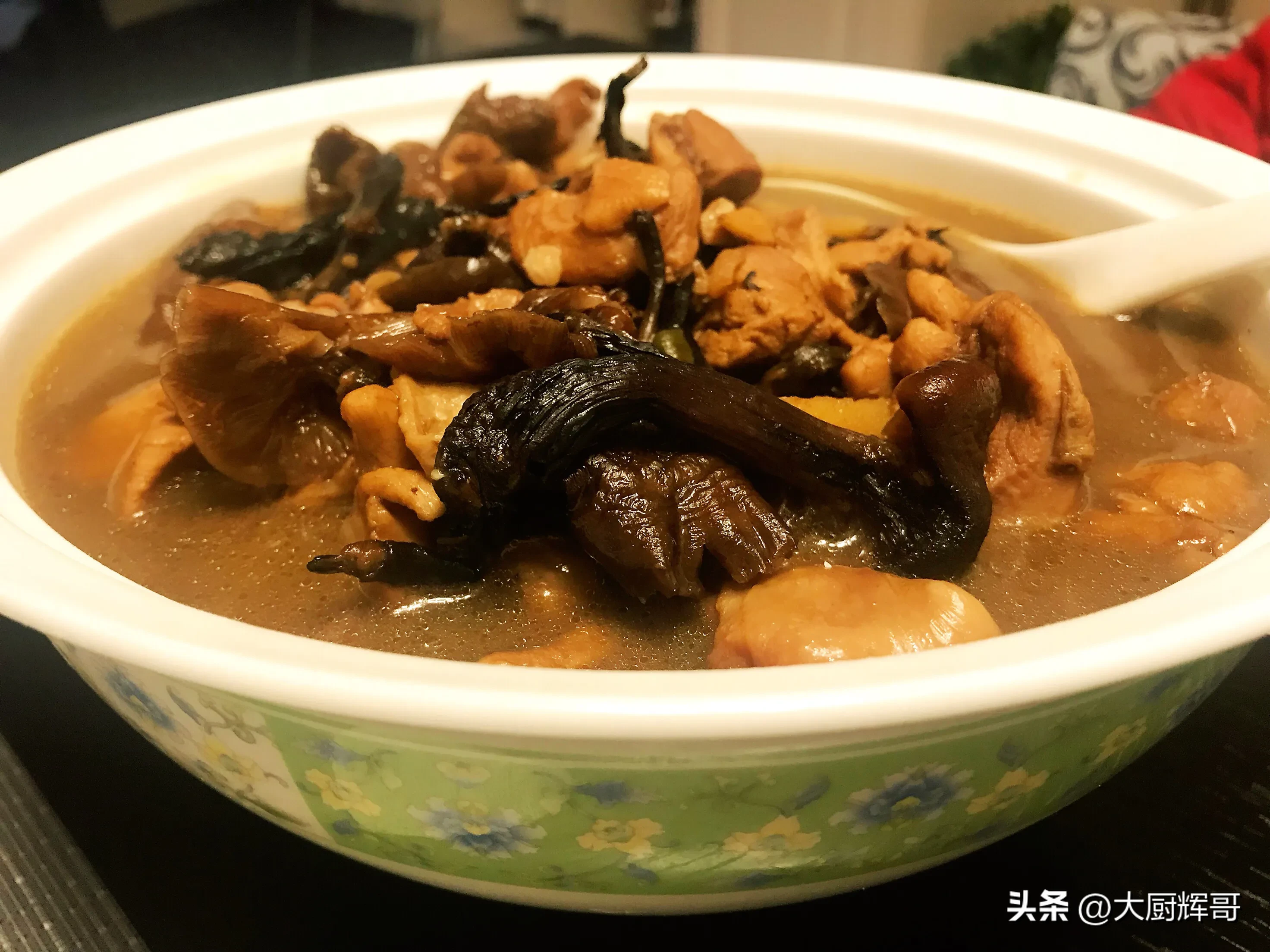 鸡肉在东北菜中的体现，大体离不开小鸡炖蘑菇,这道菜是鸡肉呈现鲜味的极佳方式
