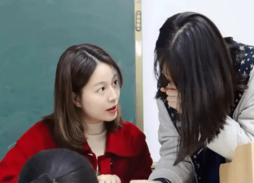 上海某高校老师撞脸“靳东”，颜值与才华并存，他的课学生从不逃