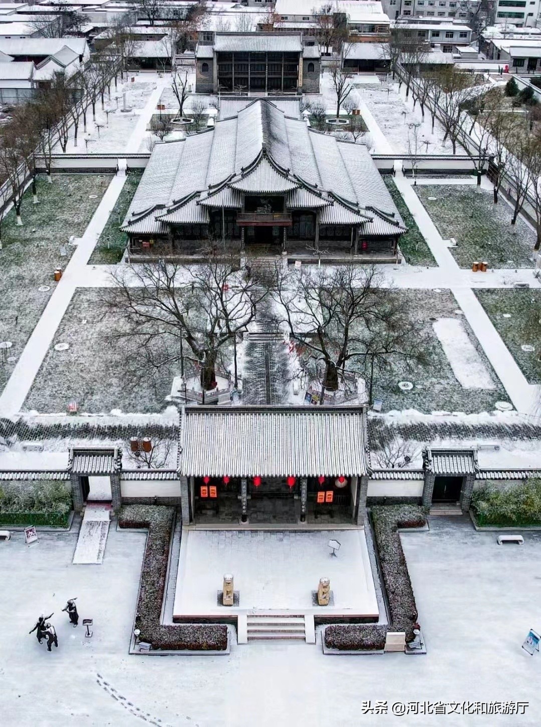 河北定州：飞絮弥漫天地 古城美不胜收