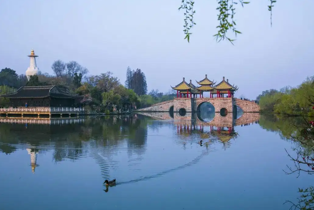 “一座城市一句诗”，30座城市最具代表性的诗句，你的城是哪句？