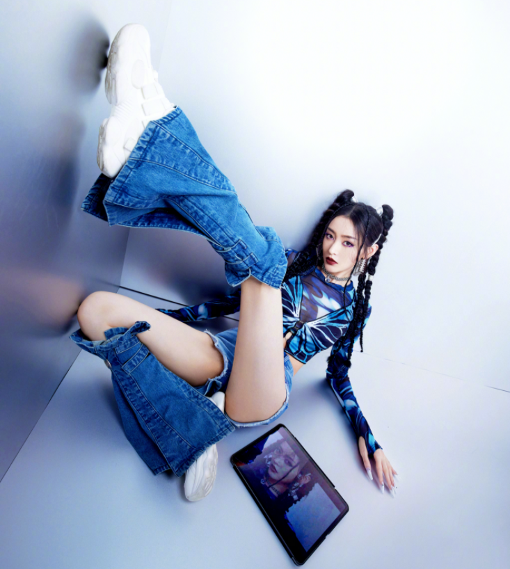 张天爱穿短裤秀大长腿，机械风配朝天辫十分酷飒，身材相当火辣