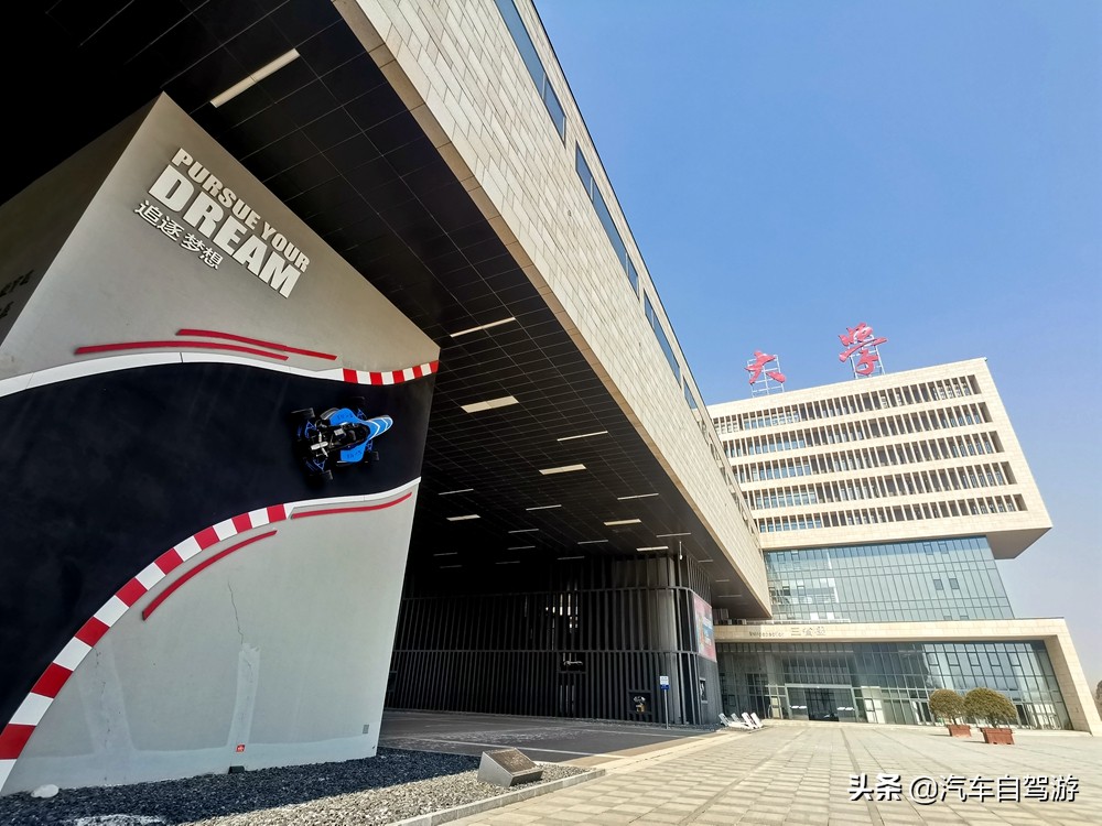 想把开车玩当职业，报高考志愿学什么专业才好？听3位嘉宾来指点