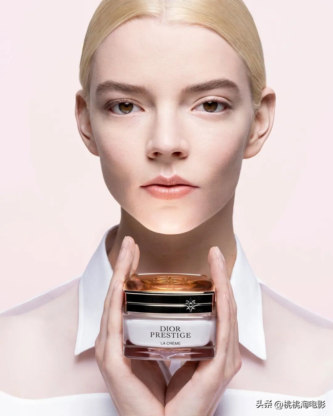 安雅·泰勒-乔伊澳版《VOGUE》封面大片，气质特别的精灵公主