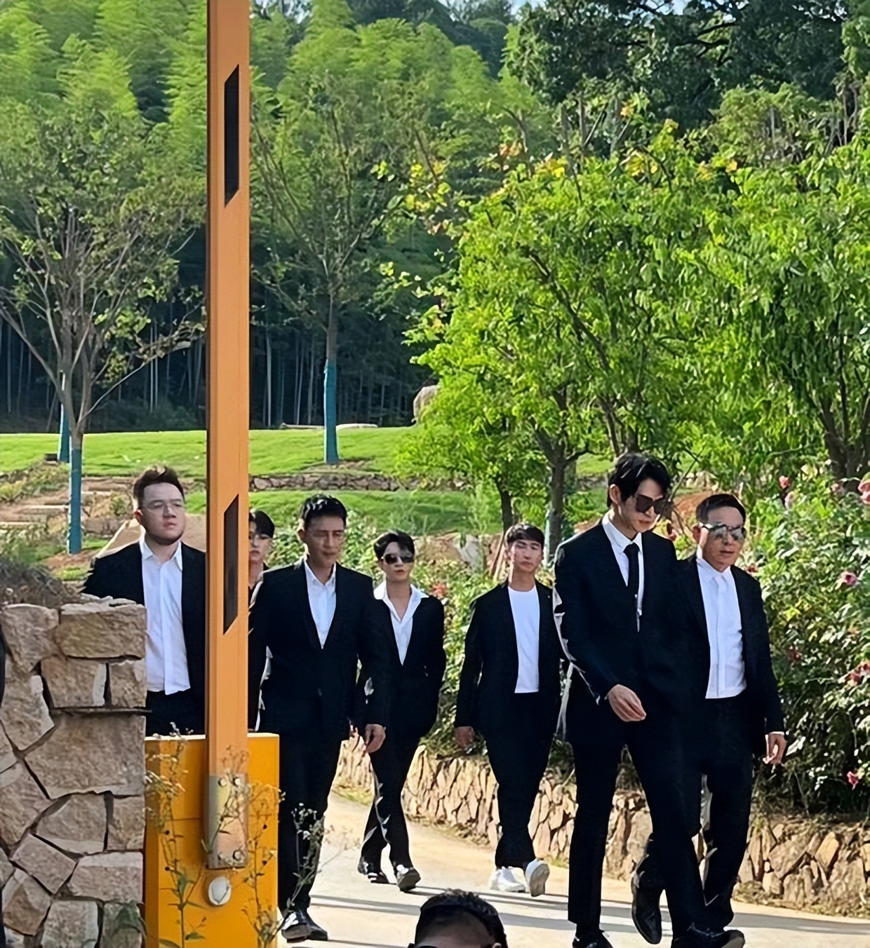 魏大勋杜淳综艺录制齐穿黑西装 武大靖穿白球鞋格格不入