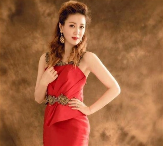 48岁央视主持李文静，戴假发10多年，与老公一直坚持成为丁克一族