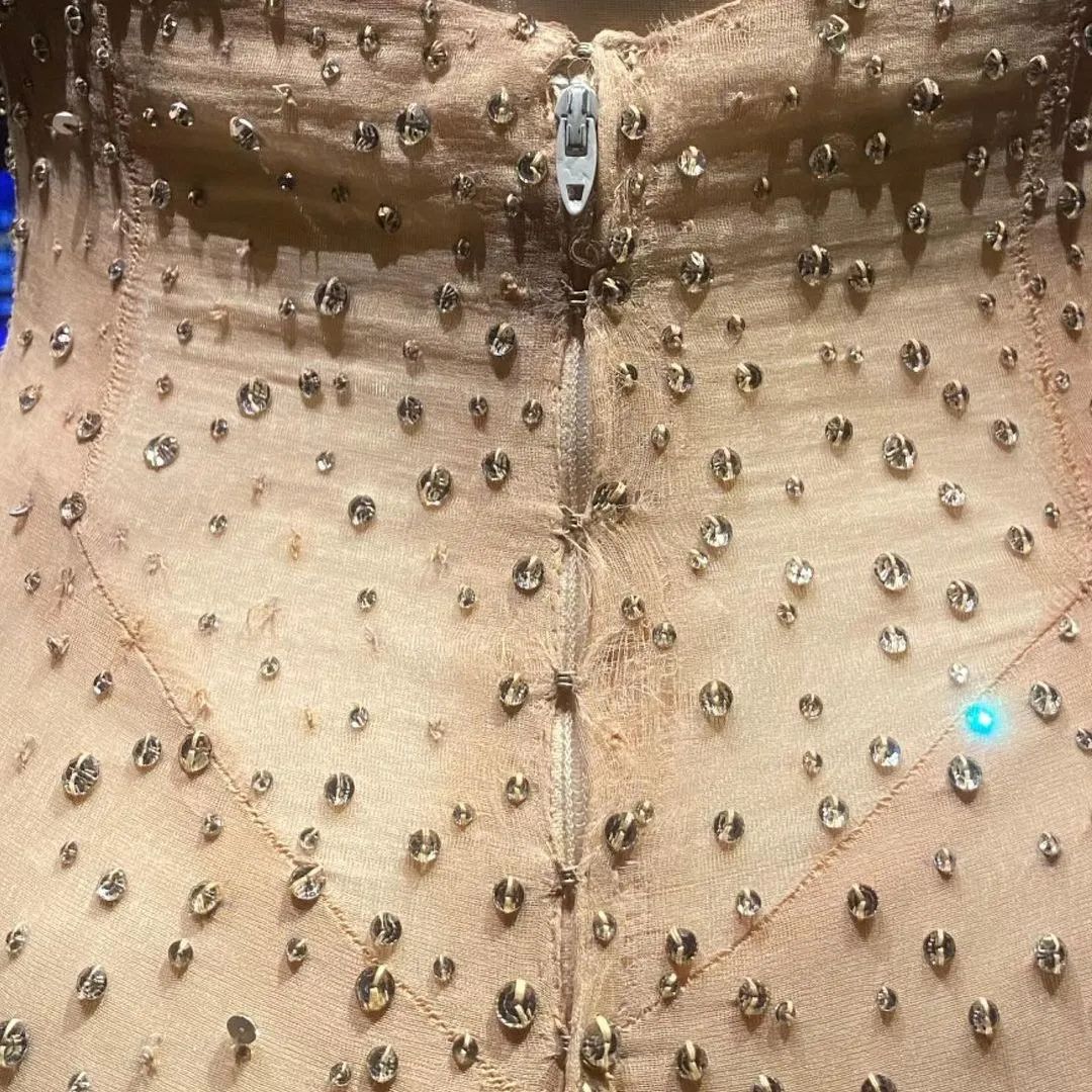 “被穿坏”的百万美金古董裙，到底是谁的错？