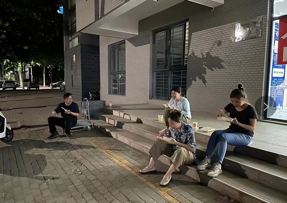 河南一高校有人确诊，学校现已封寝隔离，学生纷纷为学校行为点赞