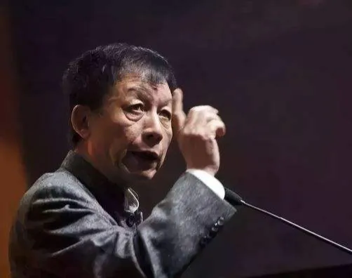 易中天之冯小刚与张国立(2015年，冯小刚和张国立公开呼吁，希望恢复使用繁体字,厦)
