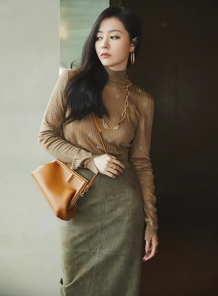 当了13年的赚钱工具，靠逼婚上位，张靓颖到底有多傻？