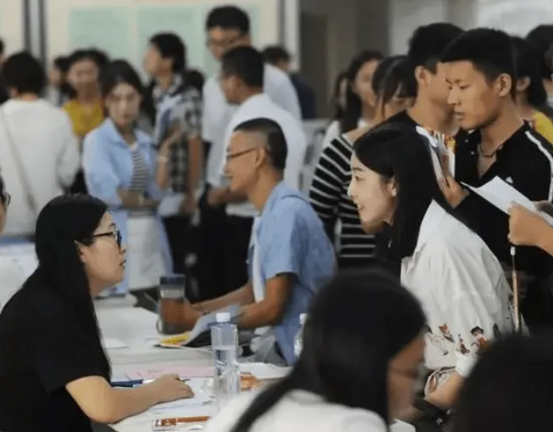 2022年迎来“史上最多毕业生”，1076万人创新高，学生出路在哪？
