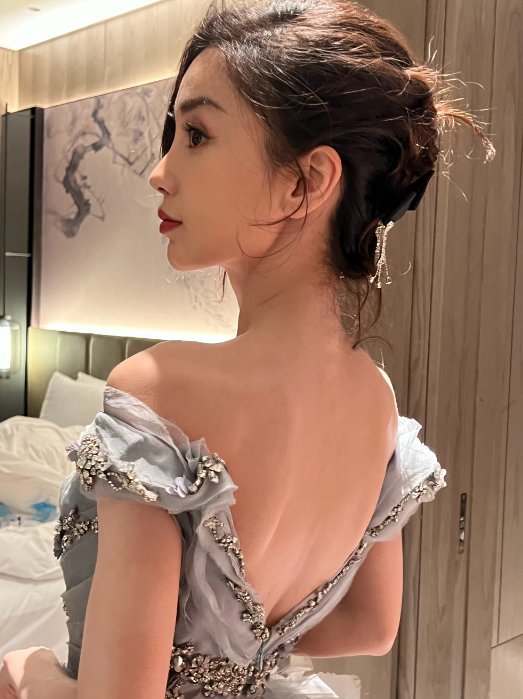 Baby穿低胸礼服大秀身材!皮肤超白瘦出排骨胸,裙摆太重助理帮提